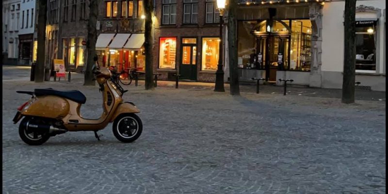 Discovering Bruges and its surroundings with a Vespa
