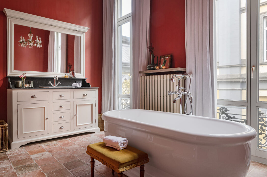 Badkamer met groot bad en uitzicht op de stad Brugge