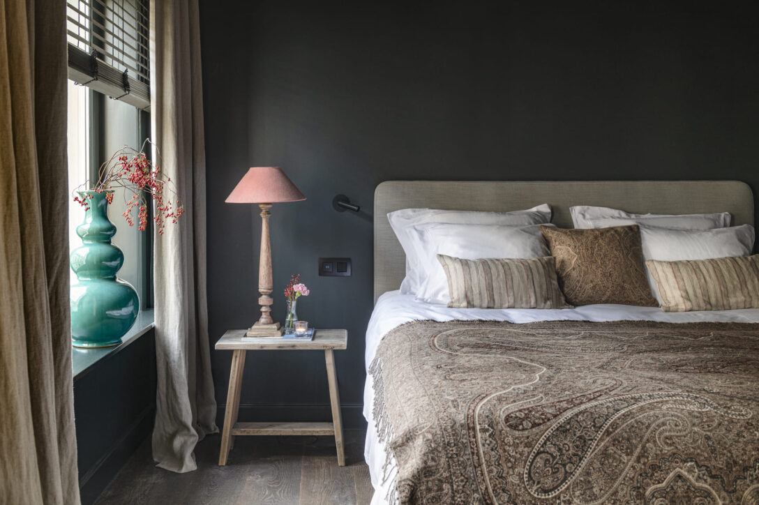 Comfortabel bed met stijlvol kamerdecor in gastenkamer Brugge