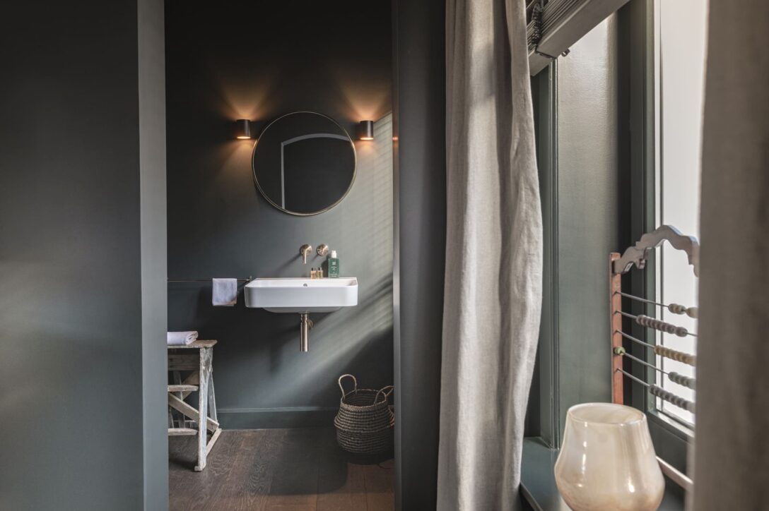 Open badkamer gezien vanuit de slaapkamer in de gastenkamer in Brugge
