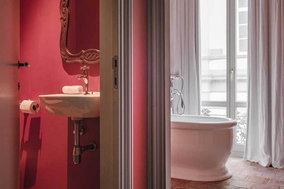 Het toilet en de badkamer van de rode kamer met uitzicht op de stad